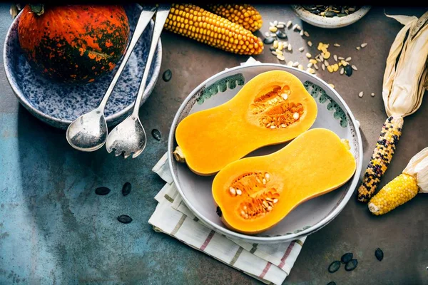 Pumpa Med Olika Grönsaker Den Gamla Träbord Ovanifrån Butternut — Stockfoto