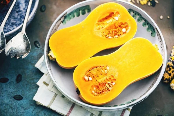 Pumpa Med Olika Grönsaker Den Gamla Träbord Ovanifrån Butternut — Stockfoto