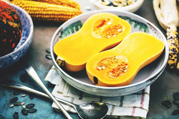 Pumpa Med Olika Grönsaker Den Gamla Träbord Ovanifrån Butternut — Stockfoto