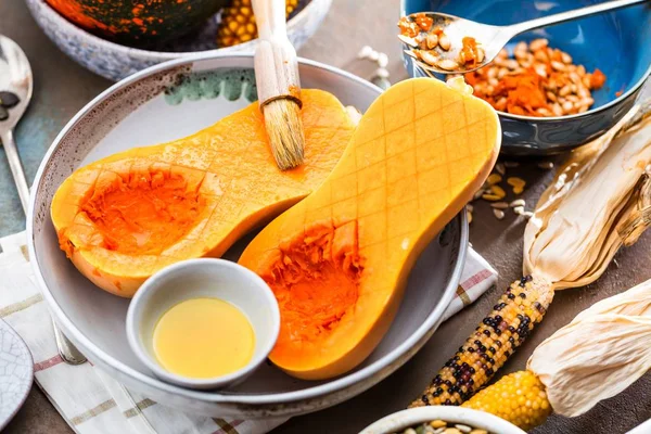 Pumpa Med Olika Grönsaker Den Gamla Träbord Ovanifrån Butternut — Stockfoto