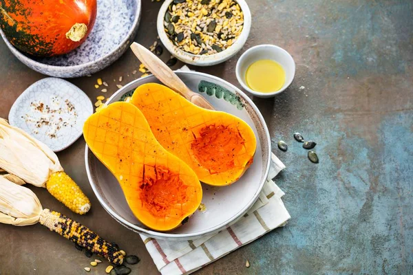 Pumpa Med Olika Grönsaker Den Gamla Träbord Ovanifrån Butternut — Stockfoto