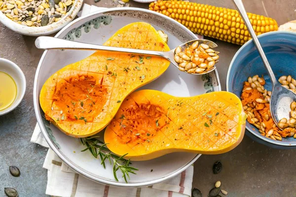 Gresskar Med Forskjellige Grønnsaker Det Gamle Trebordskuffen Butternut – stockfoto