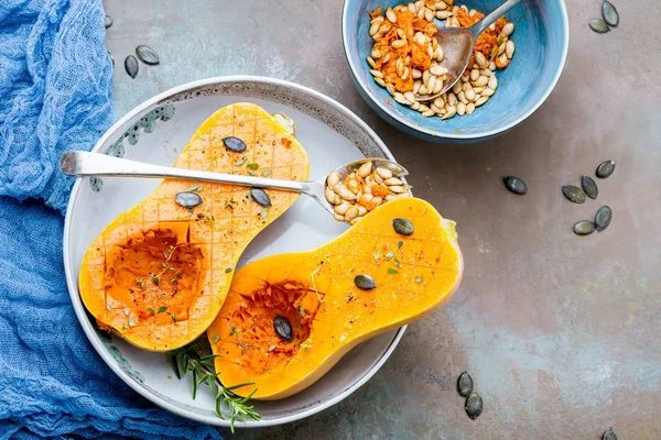 Pumpa Med Olika Grönsaker Den Gamla Träbord Ovanifrån Butternut — Stockfoto