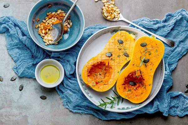 Pumpa Med Olika Grönsaker Den Gamla Träbord Ovanifrån Butternut — Stockfoto