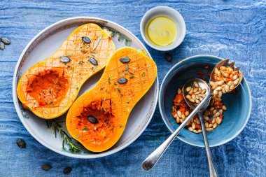 Farklı sebze eski ahşap masa üst görünümünde, Butternut kabak