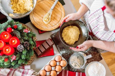 Noel gıda kavramı. Kadın zencefilli kurabiye adam Noel çerezleri yakın çekim yemek.