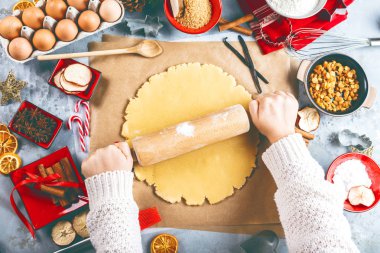 Noel gıda kavramı. Kadın zencefilli kurabiye adam Noel çerezleri yakın çekim yemek.
