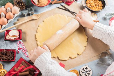 Noel gıda kavramı. Kadın zencefilli kurabiye adam Noel çerezleri yakın çekim yemek.