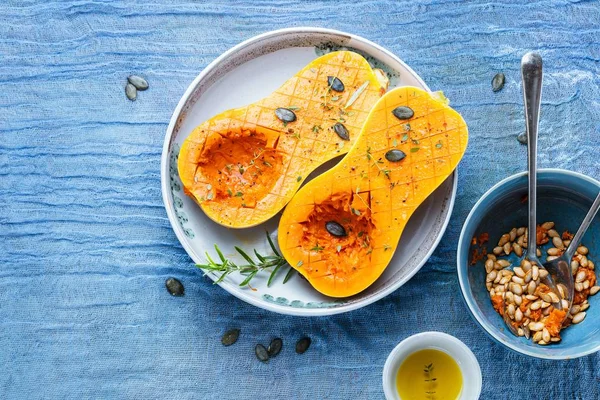 Pumpa Med Olika Grönsaker Den Gamla Träbord Ovanifrån Butternut — Stockfoto