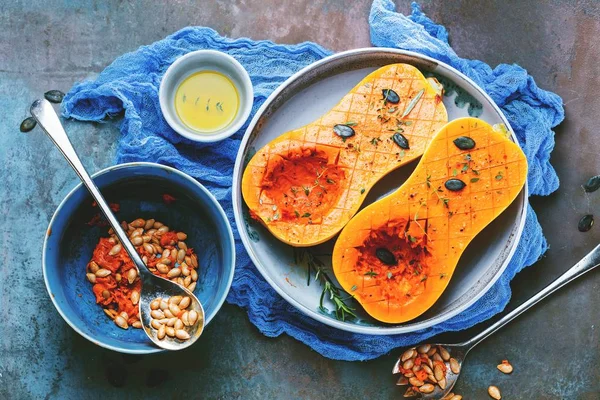 Pumpa Med Olika Grönsaker Den Gamla Träbord Ovanifrån Butternut — Stockfoto