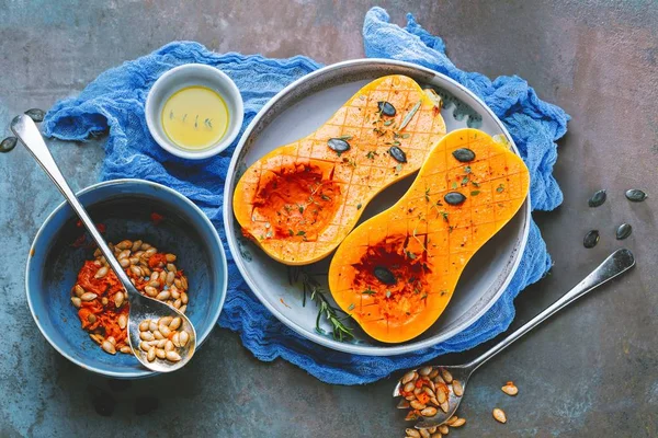 Pumpa Med Olika Grönsaker Den Gamla Träbord Ovanifrån Butternut — Stockfoto