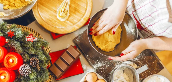 Concepto Comida Navideña Mujer Está Cocinando Galletas Jengibre Hombre Navidad —  Fotos de Stock