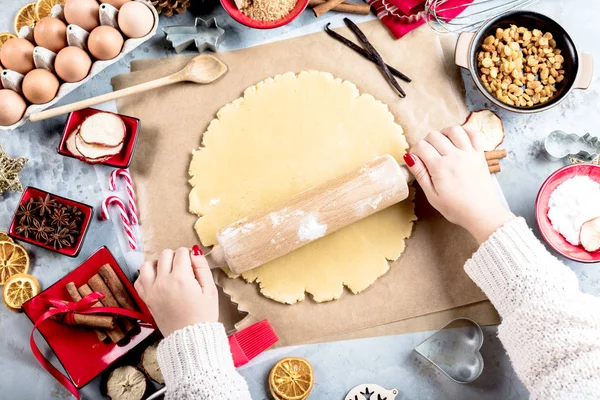 Concepto Comida Navideña Mujer Está Cocinando Galletas Jengibre Hombre Navidad —  Fotos de Stock