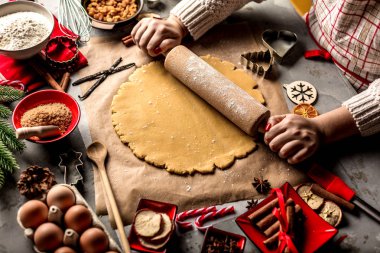 Noel gıda kavramı. Kadın zencefilli kurabiye adam Noel çerezleri yakın çekim yemek.