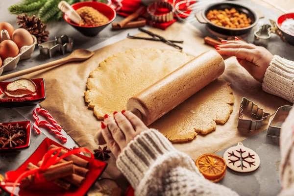 Kerst Eten Concept Vrouw Koken Gingerbread Man Christmas Cookies Close — Stockfoto