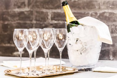 Şişe şampanya ve dolu gözlük Festival temasında dekore edilmiştir.