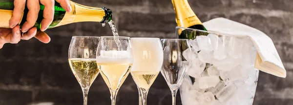 Bottiglia Champagne Bicchieri Pieni Decorati Tema Festivo — Foto Stock