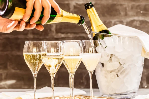 Şişe Şampanya Dolu Gözlük Festival Temasında Dekore Edilmiştir — Stok fotoğraf