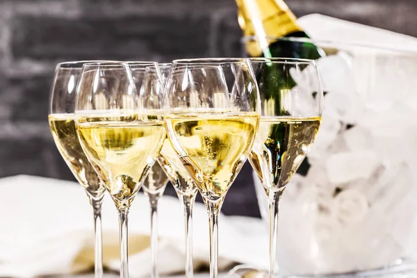 庆祝节日主题的香槟和充满眼镜的瓶子 — 图库照片