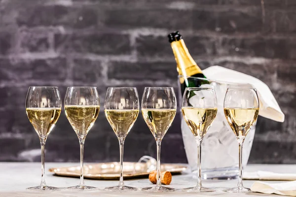 Fles Champagne Gevulde Glazen Ingericht Feestelijke Thema — Stockfoto