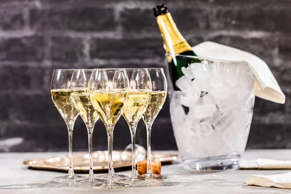 Láhev Šampaňského Naplněné Sklenice Vyzdobené Slavnostní Téma — Stock fotografie