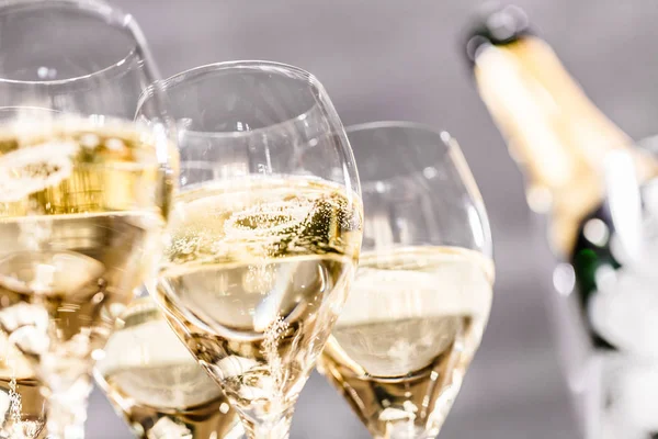 Şişe Şampanya Dolu Gözlük Festival Temasında Dekore Edilmiştir — Stok fotoğraf