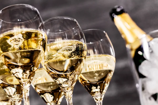 Fles Champagne Gevulde Glazen Ingericht Feestelijke Thema — Stockfoto