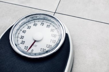 Yakın çekim ağırlığında ölçek