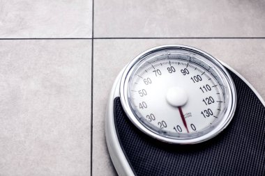 Yakın çekim ağırlığında ölçek