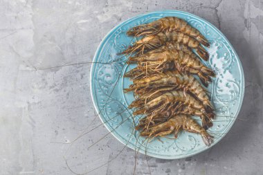 taze karidesleri veya mutfak masa kurulu malzemelerle çiğ karides