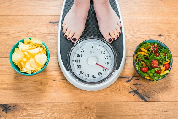 Gezonde Jonge Vrouw Zoek Naar Gezonde Ongezonde Voeding Proberen Maken — Stockfoto