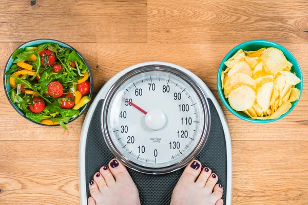 Healthy Young Woman Looking Healthy Unhealthy Food Trying Make Right — Stock Photo, Image