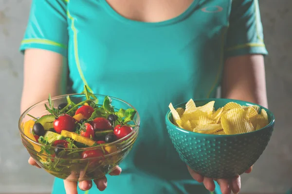 Friska Unga Kvinna Som Tittar Hälsosamma Och Ohälsosamma Mat Försöker — Stockfoto