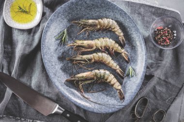 taze karidesleri veya mutfak masa kurulu malzemelerle çiğ karides