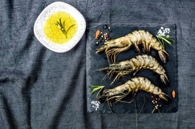 taze karidesleri veya mutfak masa kurulu malzemelerle çiğ karides