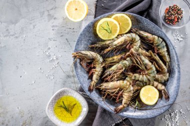 taze karidesleri veya mutfak masa kurulu malzemelerle çiğ karides