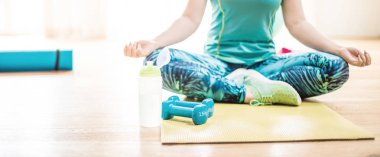 Beden ve zihin egzersiz loft fitness salonunda