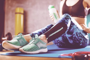 Beden ve zihin egzersiz loft fitness salonunda
