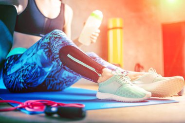 Beden ve zihin egzersiz loft fitness salonunda