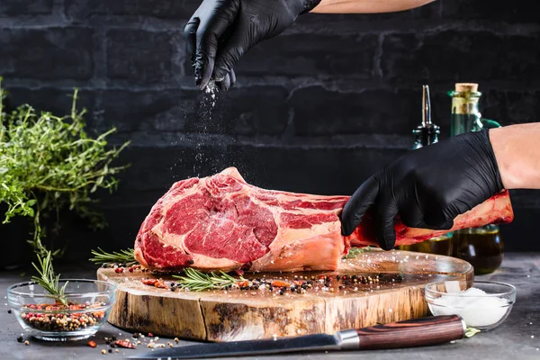 Mains Masculines Boucher Cuisinier Tenant Steak Boeuf Tomahawk Sur Fond — Photo