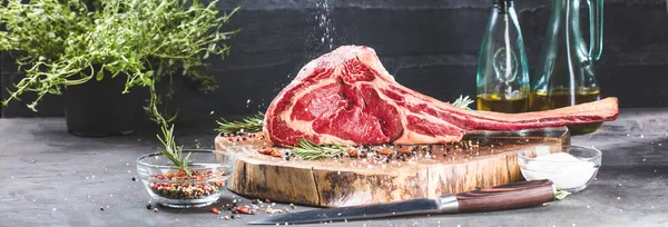 Male Hands Butcher Cook Holding Tomahawk Beef Steak Dark Rustic — Stock Photo, Image