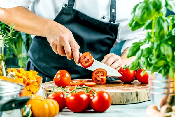 Chef Cuisinier Préparant Des Légumes Dans Cuisine — Photo