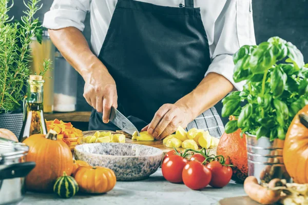 Koch Bereitet Gemüse Seiner Küche — Stockfoto