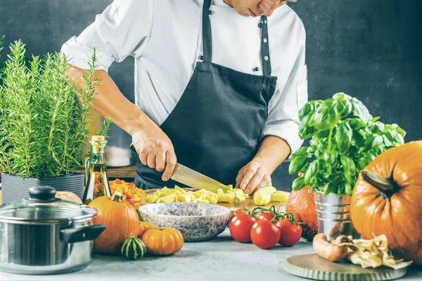 Chef Cozinheiro Preparando Legumes Sua Cozinha — Fotografia de Stock