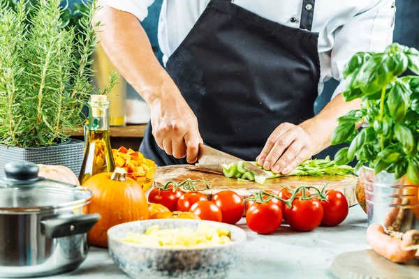 Koch Bereitet Gemüse Seiner Küche — Stockfoto