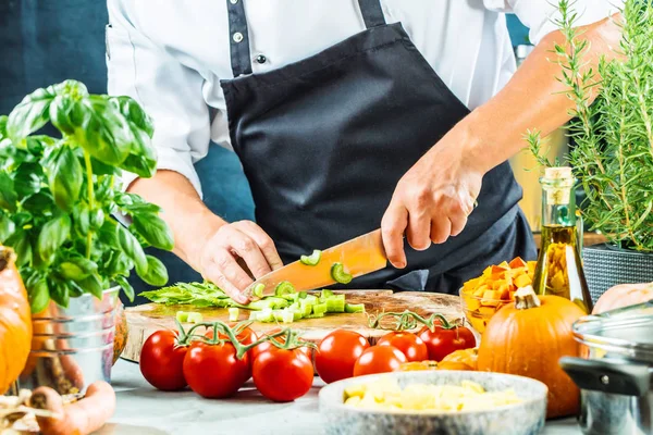 Chef Kok Voorbereiding Van Groenten Zijn Keuken — Stockfoto
