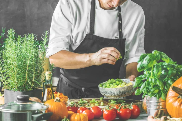 Şef Aşçı Sebze Onun Mutfakta Hazırlanması — Stok fotoğraf