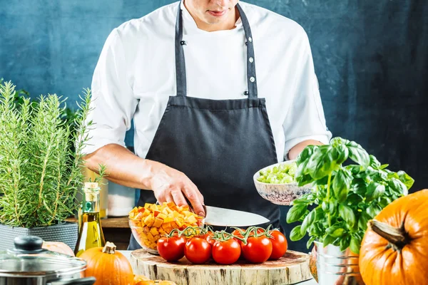 Cocinero Preparando Verduras Cocina —  Fotos de Stock