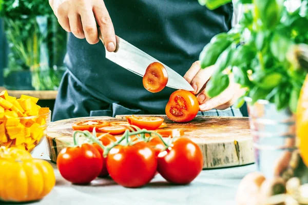 Koch Bereitet Gemüse Seiner Küche — Stockfoto