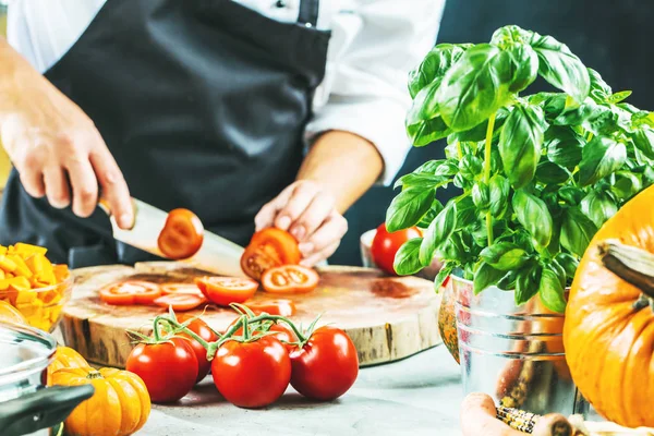 Koch Bereitet Gemüse Seiner Küche — Stockfoto